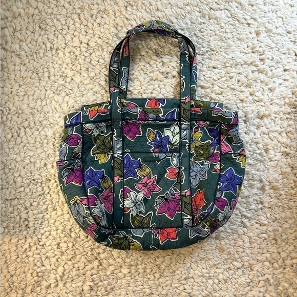 Vera Bradley Handbags - Vera Bradley large floral quilted tote purse